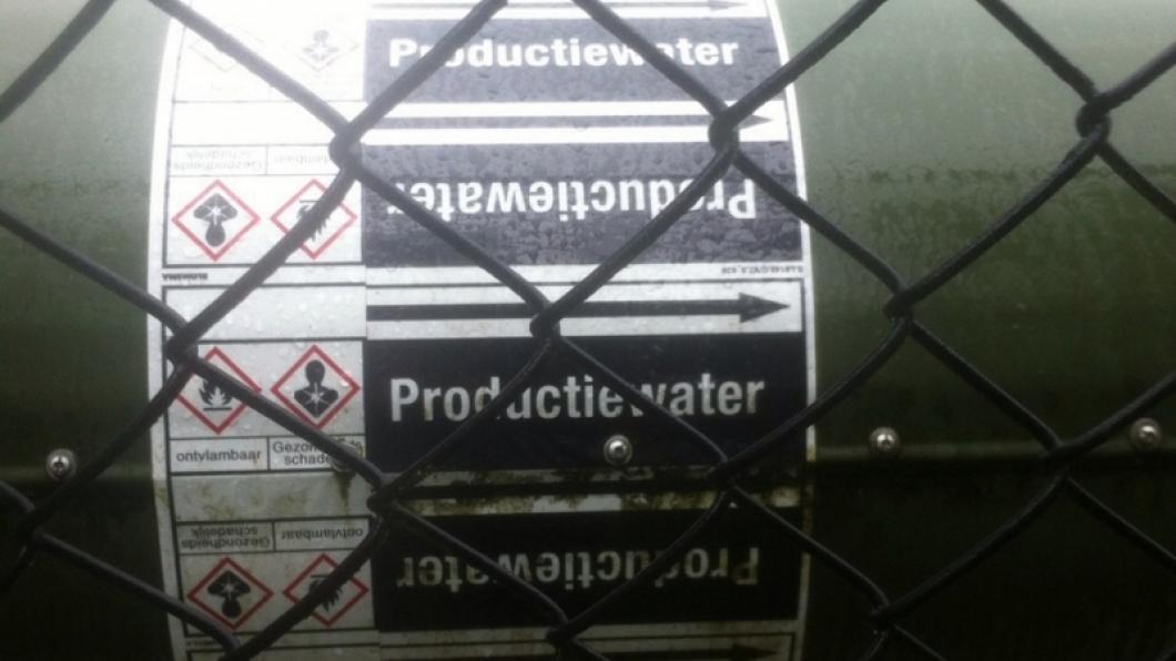 NAM afvalwaterbuis achter een hek