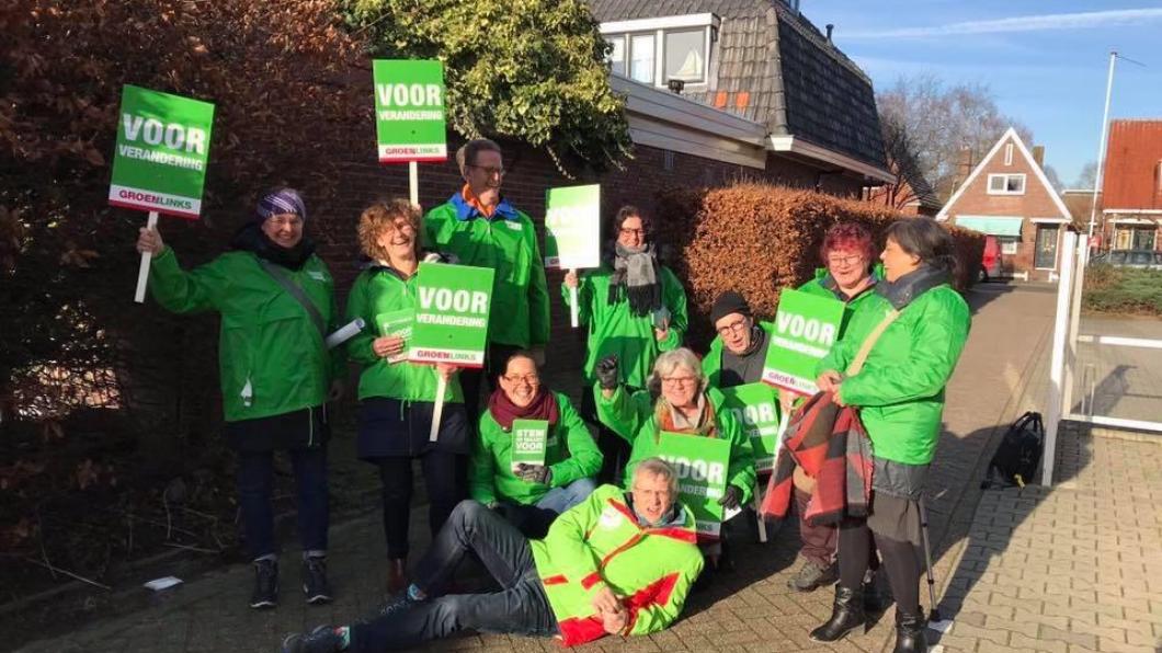 een tiental GroenLinksers in GroenLinks jasjes, met "voor verandering" borden