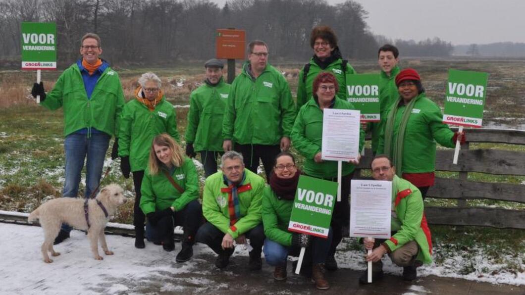 Foto van een aantal GroenLinksers in GroenLinks jasjes