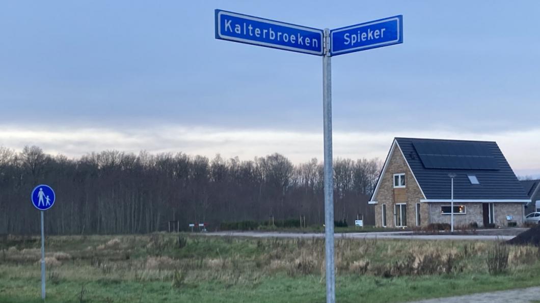 Foto van een kruising, met de straatnaamborden "kalterbroeken" en "spieker". Op de achtergrond staat een woning, naast een grasveld.