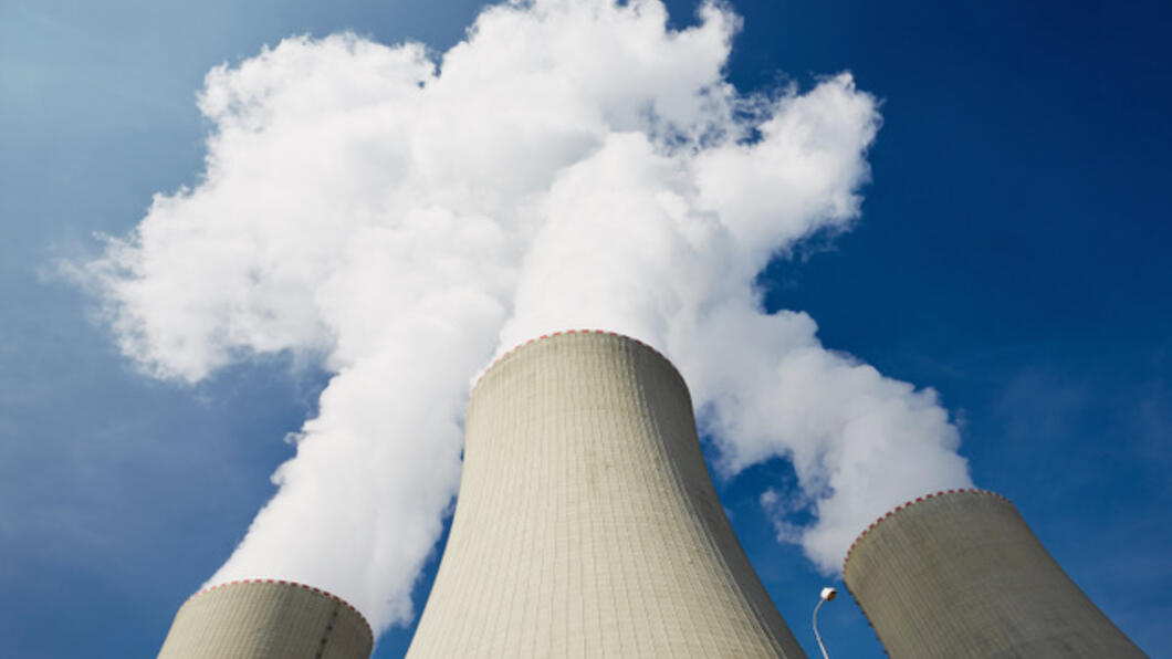 Foto van de koeltorens van een kerncentrale.