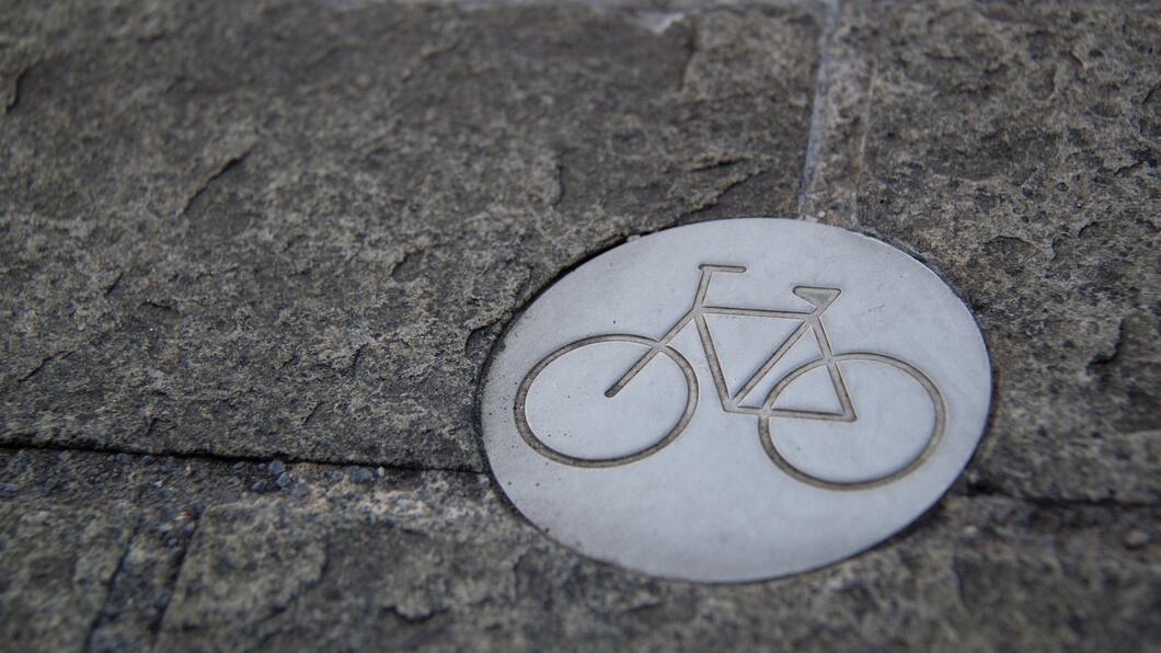 Foto van een fietssymbool op een straat