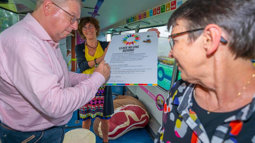 Foto van de ondertekening van de SDG-overeenkomst