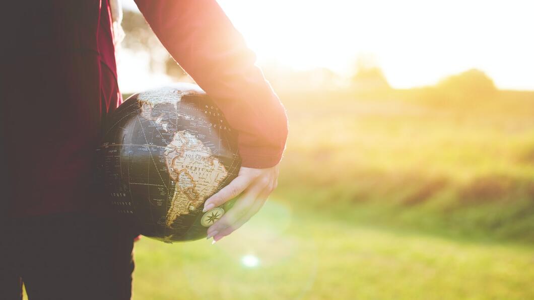 Wereldbol tegen een groene achtergrond