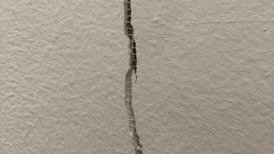 Foto van een scheur in een muur