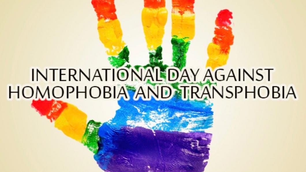 Foto van een handafdruk in regenboogkleur, met de tekst: "International day against homophobia and transphobia"