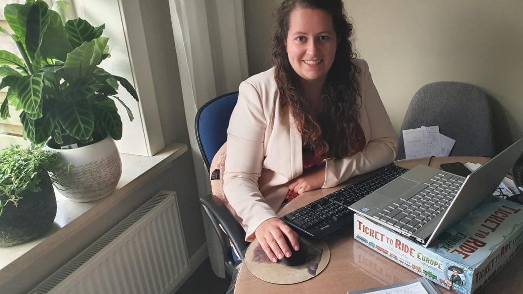 Foto van Mira Hamraoui achter een laptop