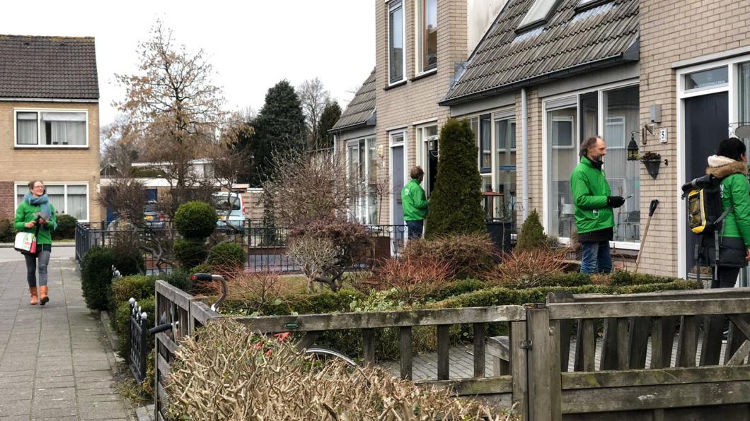 GroenLinksers gaan huis aan huis bij mensen