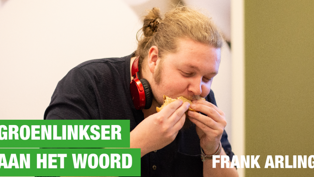 Foto van Frank Arling terwijl hij een broodje eet