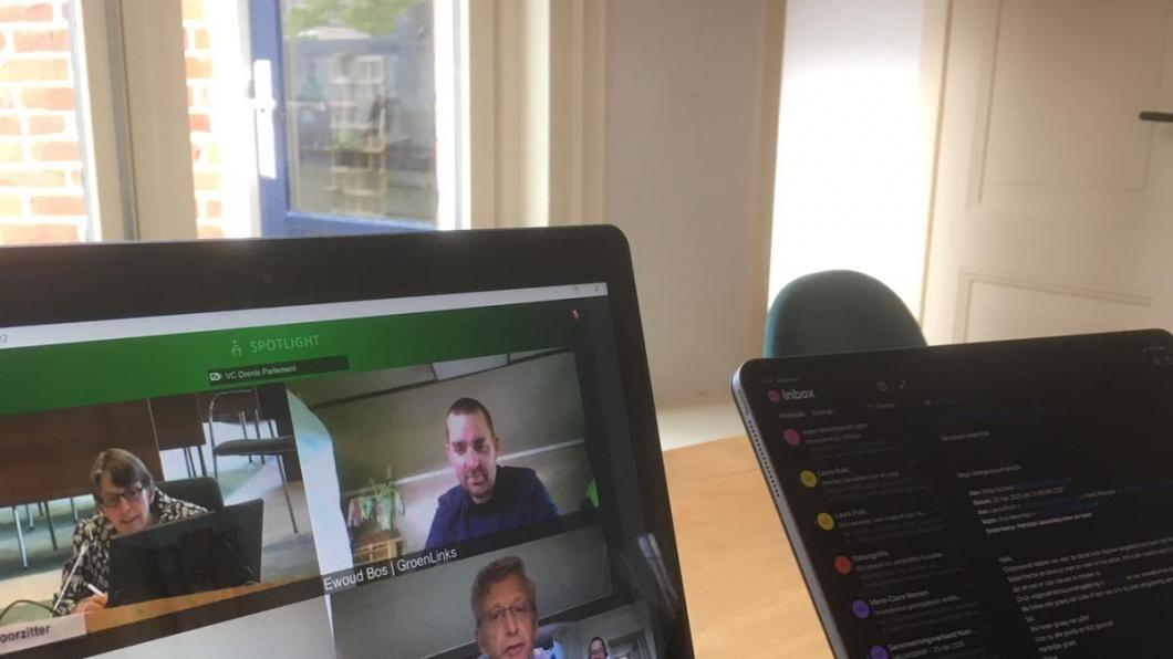 Foto van een laptop met op het scherm de online vergadering van het Drents Parlement