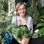 Foto van Tineke Visscher, omringd door planten