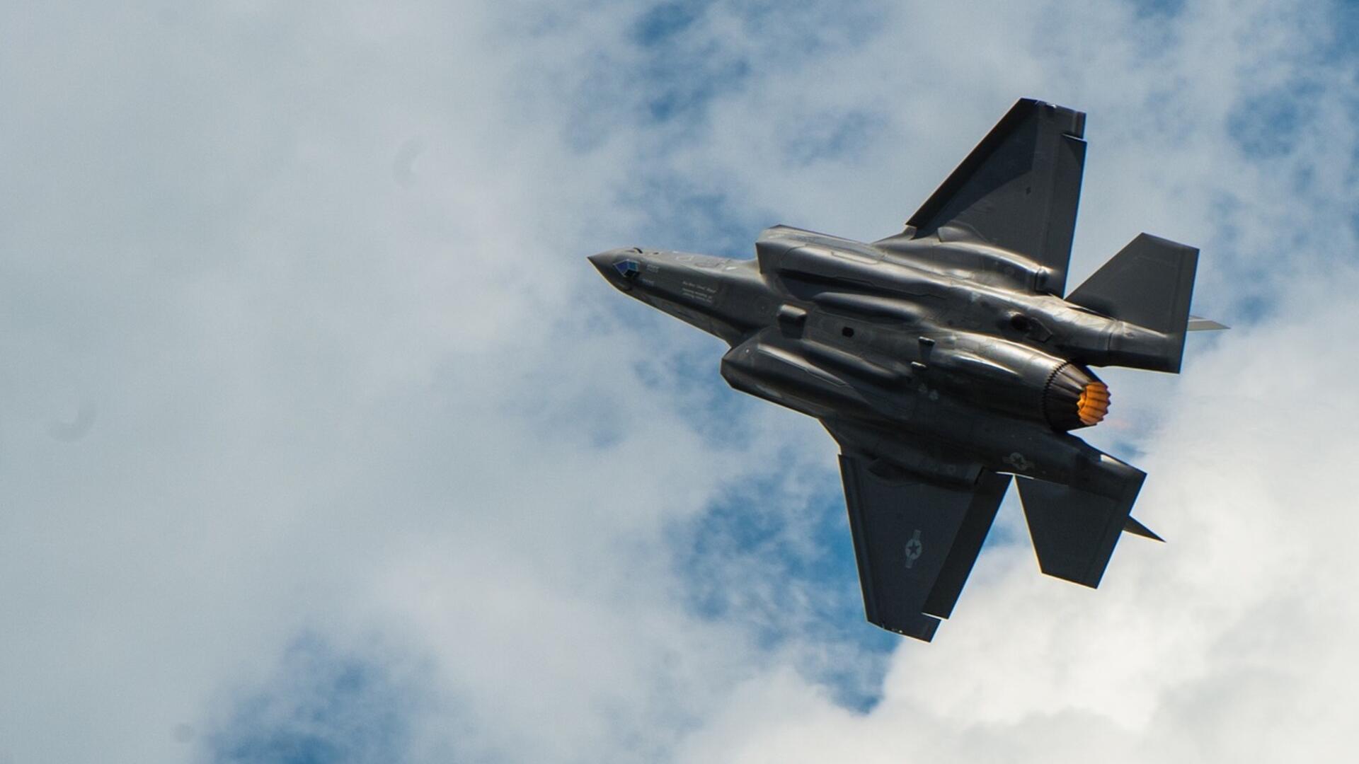 Foto van een F35 straaljager in vlucht.