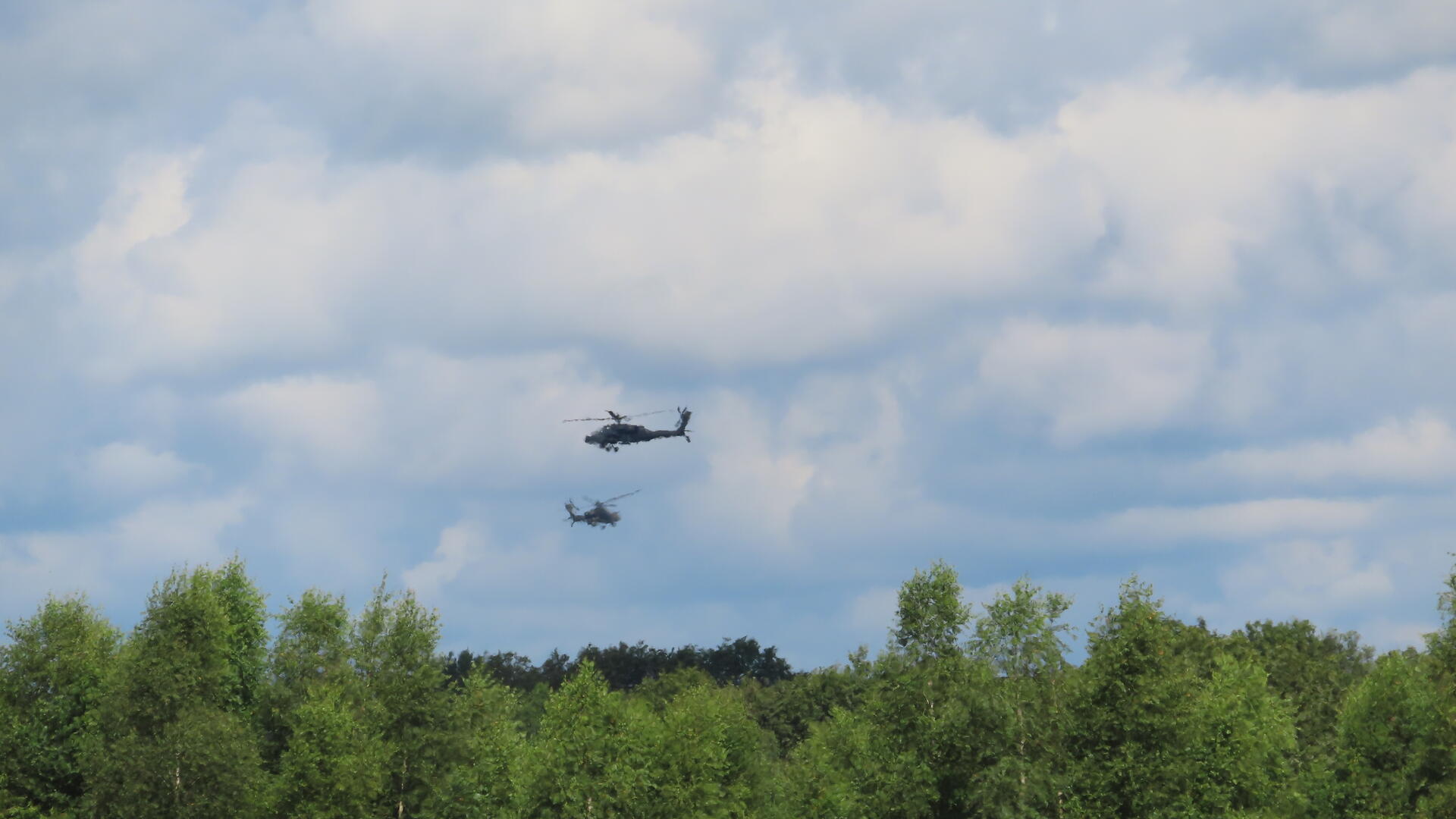 Foto van twee militaire helikopters boven een natuurgebied. Foto door Irma Smegen 