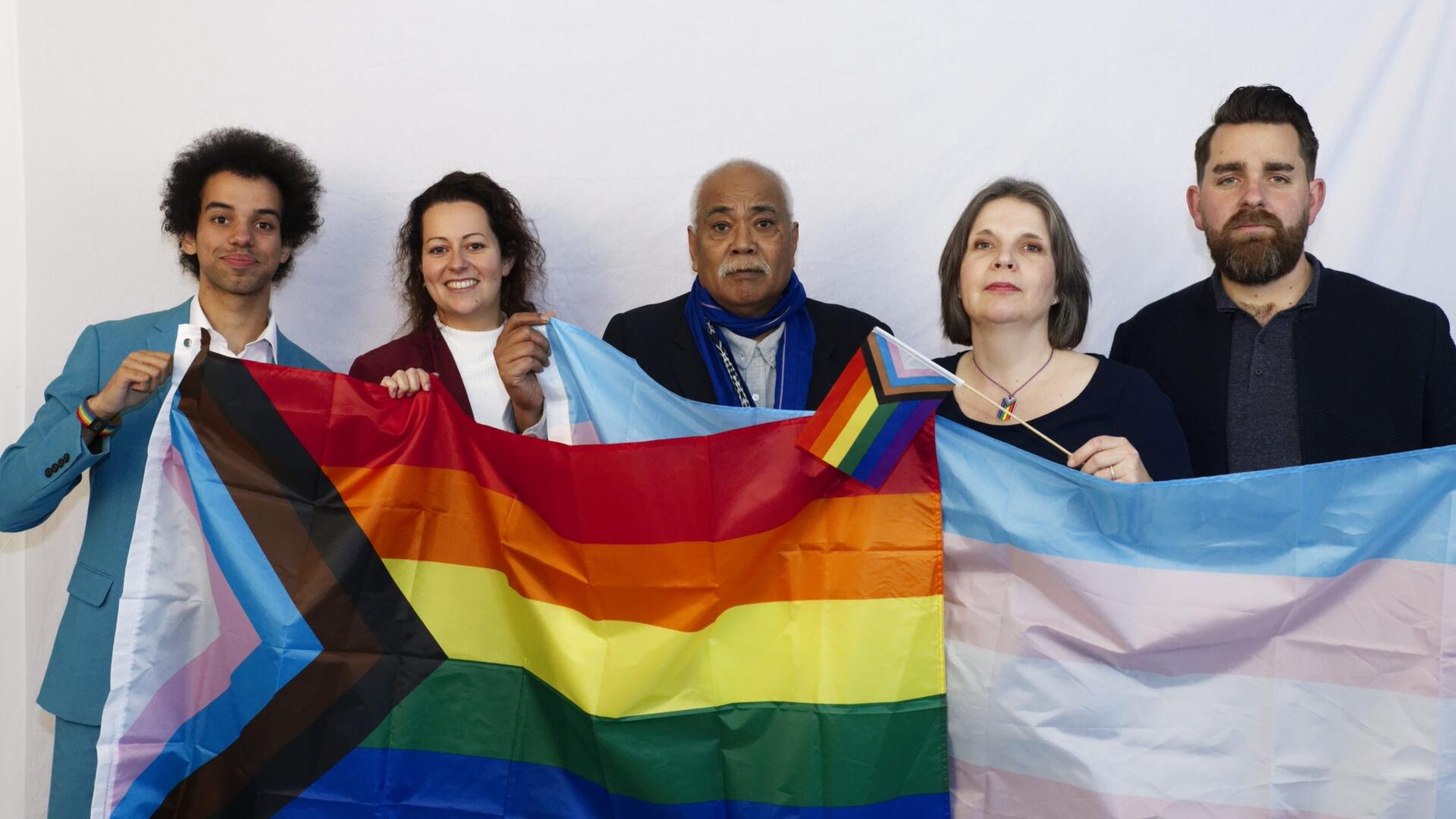 Laat de kleuren van de regenboog stralen! Benide, Mira, Sam, Mireille en Ewoud staan achter de LHBTI+ gemeenschap en laten dit zien door de vlag hoog te houden
