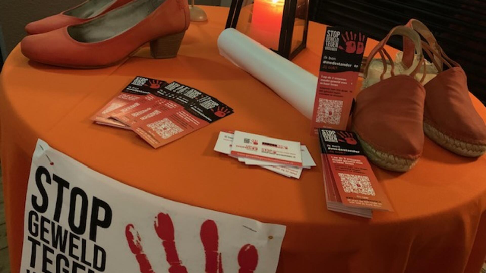 Tafel met Orange The World artikelen