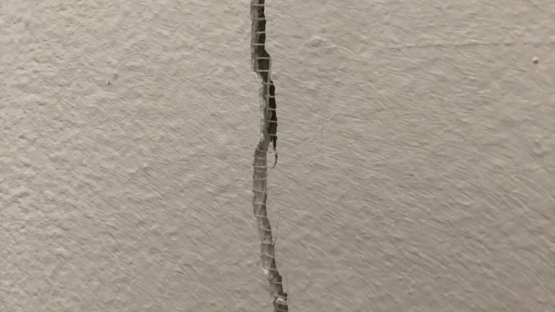 Foto van een scheur in een muur