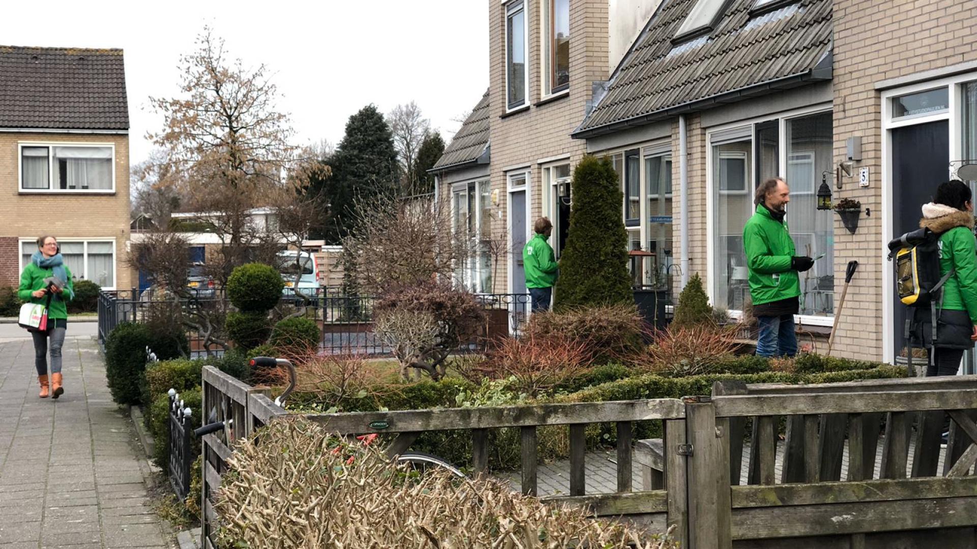 GroenLinksers gaan huis aan huis bij mensen