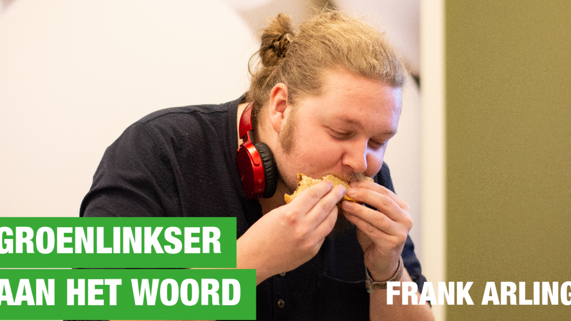 Foto van Frank Arling terwijl hij een broodje eet