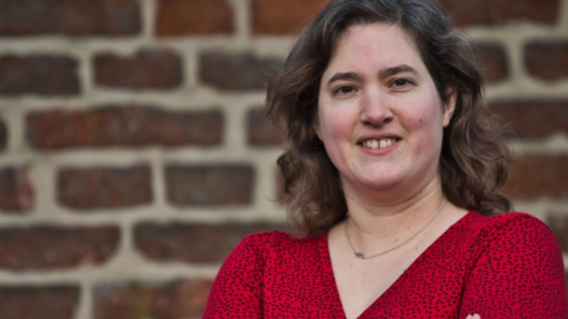 Foto van Musetta Blaauw voor een muur